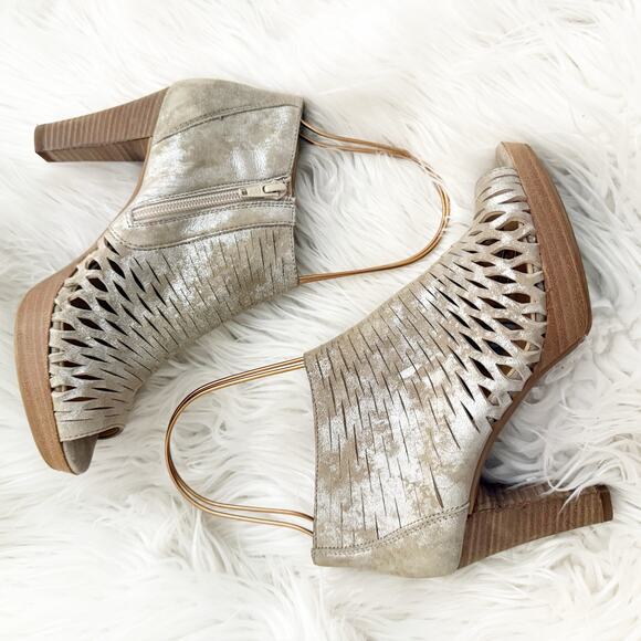 PAUL GREEN | Tacey Metallic Perforated Leather
Peep Toe Ankle Booties | 6 (3.5) - Picture 6 of 12